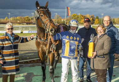 MTZV-Präsidentin Angelika Gramüller gratulierte Seppi Franzl zum Jubiläumssieg mit Ustinov (Foto: Franz Hahn)