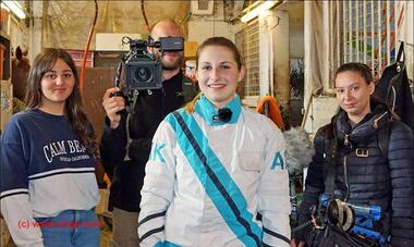 Anna-Lisa Kunze (Mitte) und das Team der Redakteurin Kassandra Bosharat (links) während der Dreharbeiten Anna-Lisa Kunze (Mitte) und das Team der Redakteurin Kassandra Bosharat (links) während der Dreharbeiten