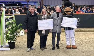 Aktion For Children Living überreicht 10.000 Euro-Scheck