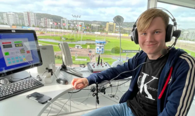 Alex Persson kommentiert in Schweden auch regelmäßig Rennen (Foto: Travronden) Alex Persson kommentiert in Schweden auch regelmäßig Rennen (Foto: Travronden)