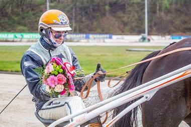 Fünf Blumensträuße für Robbin Bot (Foto: © Jan Melichar/GelsenTrabPark) Fünf Blumensträuße für Robbin Bot (Foto: © Jan Melichar/GelsenTrabPark)