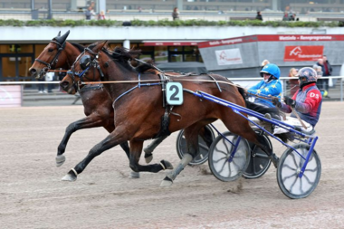 Olivia Dragon verteidigt gegen Sheldrake einen hauchdünnen Vorsprung (Foto: Uwe Stelling)