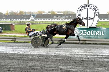 Puskas Boko mit Kurt Roeges beim Gladbacher Sieg im November