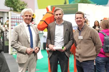 Michael Nimczyk (r.) mit HVT-CEO Dr. Stefan Völl und CDU-MdB Sascha van Beek