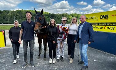 Große Freude herrschte über den Sieg von Silly Somerville mit Julia Holzschuh (Foto: GelsenTrabPark) Große Freude herrschte über den Sieg von Silly Somerville mit Julia Holzschuh (Foto: GelsenTrabPark)