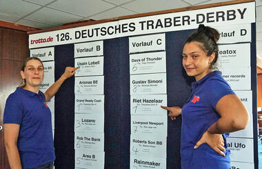 Glücksfee Bianca Tobis (l.) tippt auf Usain Lobell, Jessica Block geht mit Riet Hazelaar Glücksfee Bianca Tobis (l.) tippt auf Usain Lobell, Jessica Block geht mit Riet Hazelaar
