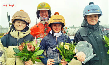Der Goldhelm beglückwünschte die Minitraber-Champions (Foto: Heiko Lingk)