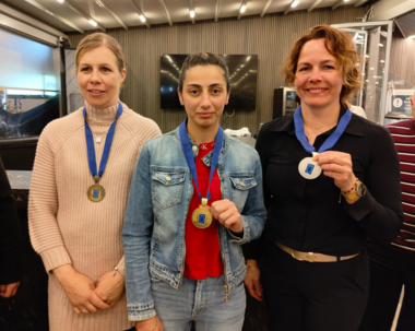 Nach der Disqualifikation von Cherise Farrugia (M.) gehen Gold und Silber an Hiltje Tjalsma (r.) und Julia Holzschuh