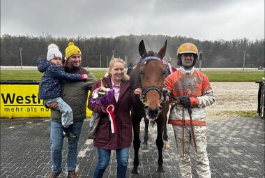 Zum Auftakt seines Siegquintetts gewann Michael Nimczyk mit Slightly Love AS für die Schweizer Familie Bracher