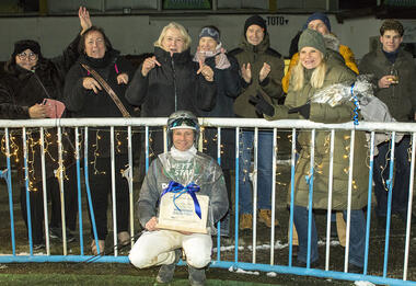 Bahnchampion Christoph Schwarz und sein Fanclub (Foto: Franz Hahn)