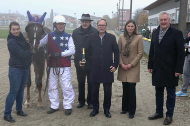 Pflegerin Johanna Pompe, Georg Bachmeier, ZTVSR-Vorsitzender Josef Schachtner, LOTTO Bayern-Vizepräsident Joachim Buchwieser, Bezirksleiterin Patricia Hahn und Landrats-Vertreter Bernhard Krempl. (Foto: W. Schaffrath)  