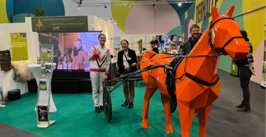 Emma Stolle und Anja Sokolis am HVT-Stand der Grünen Woche