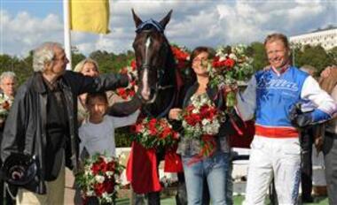 Seinen größten Triumph als Besitzer und Züchter feierte Günter Herz (links) 2011 mit dem Elitloppet-Sieg von Brioni © worldclasstrotting.com