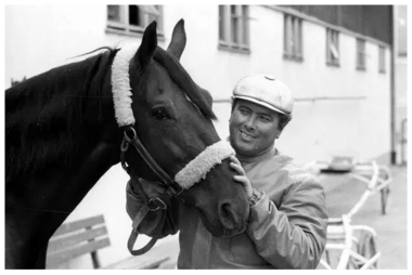 Helmut Obermeier 1971 vor seinem Daglfinger Stall mit dem Franzosen Un Coeur B