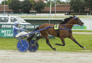 Stefan Hiendlmeier gewann mit See the Moon (Foto: fotofinish.de) und Miss Red Lady