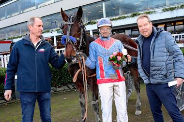 Looks like Shiva mit Joachim Hay im Winnercirle (Foto: Uwe Stelling) Looks like Shiva mit Joachim Hay im Winnercirle (Foto: Uwe Stelling)