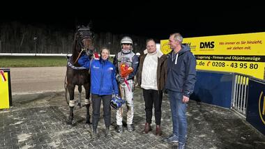 Verdiente Siegerehrung für Mister Ed Heldia (Foto: GelsenTrabPark) Verdiente Siegerehrung für Mister Ed Heldia (Foto: GelsenTrabPark)