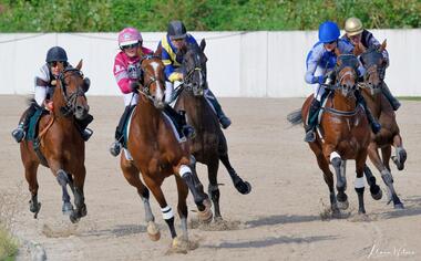 Heavenly Dreamgirl und Marlene Matzky kommen als Erste aus dem Schlussbogen (Foto: Manuela Wilms)