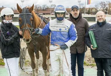 Wenige Tage nach seinem 60. gewann Peter Platzer mit Postillion (Foto: Franz Hahn) und Billy Kimber