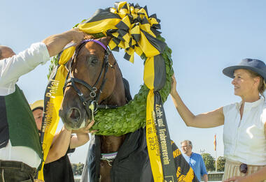 Stadträtin Julia Schmitt Thiel bei der Kranzübergabe nach dem Münchner Pokal (Foto: Franz Hahn) Stadträtin Julia Schmitt Thiel bei der Kranzübergabe nach dem Münchner Pokal (Foto: Franz Hahn)