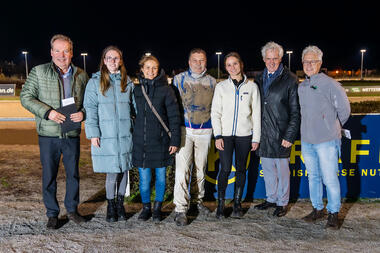 André Pögel und Caroline Gentz eingerahmt von den Gratulanten (Foto: Marius Schwarz) André Pögel und Caroline Gentz eingerahmt von den Gratulanten (Foto: Marius Schwarz)