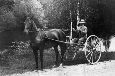 Arthur Knauer liebte es, in einem hochrädrigen Land-Dogcart durch das Havelland zu kutschieren. Foto: Archiv Gerd von Ende Arthur Knauer liebte es, in einem hochrädrigen Land-Dogcart durch das Havelland zu kutschieren. Foto: Archiv Gerd von Ende