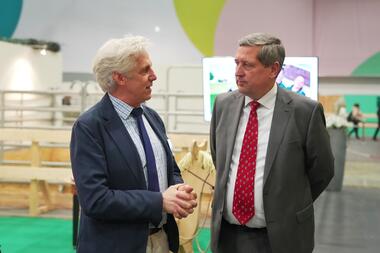 HVT-CEO Dr. Stefan Völl fachsimpelt mit Staatssekretär Dr. Stephan Nickisch (Foto: Marius Schwarz)