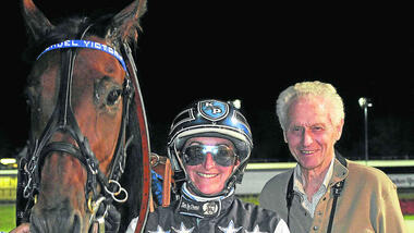 Otto Stumpf im Jahr 2009 mit seinem Schützling Landadel Victory und Karin Port Otto Stumpf im Jahr 2009 mit seinem Schützling Landadel Victory und Karin Port