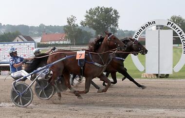 Villeneuf springt, Ois Tschikago hat die Nase vorn (Foto: Georg Gerleigner) Villeneuf springt, Ois Tschikago hat die Nase vorn (Foto: Georg Gerleigner)