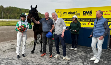 Nina Baltromei (l.) kann Galopp und Trab (Foto: GelsenTrabPark)
