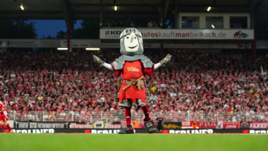Das Union-Maskottchen Ritter Keule gastiert am 1. Mai im Pferdesportpark (Foto: fc-union-berlin.de)