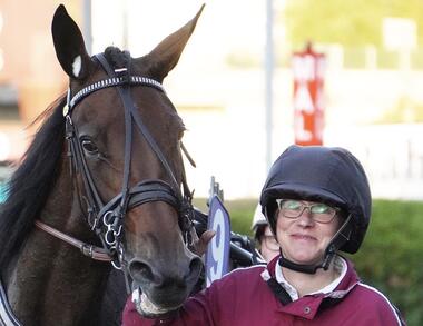 Hepburn mit Pflegerin Minna Rosimo (Foto: Facebook Solvalla)
