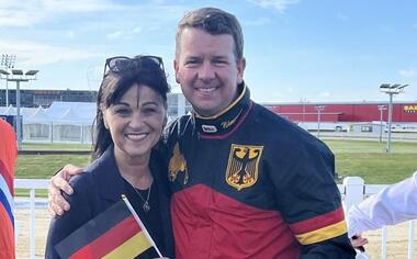 Michael Nimczyk mit der deutschen Botschafterin Nicole Menzenbach (Foto: Christoph Pellander)