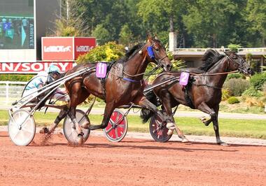 Iway (11) bezwingt Izoard Védaquais (Foto: letrot.com)