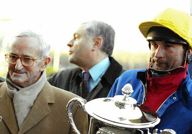 Yvan Bernard (l.) mit Jean-Michel Bazire nach dem Sieg von Himo Josselyn im Critérium des 3 Ans en 1998