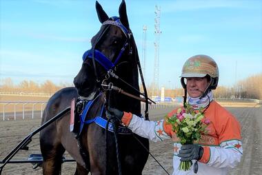 Izzi's Newport mit Michael Nimczyk (Foto: Facebook Jägersro Trav) Izzi's Newport mit Michael Nimczyk (Foto: Facebook Jägersro Trav)