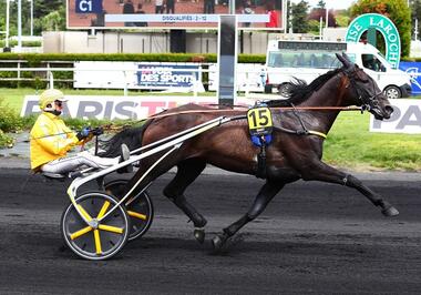 Earl Simon in Le Croisé-Laroche (Foto: letrot.com) Earl Simon in Le Croisé-Laroche (Foto: letrot.com)