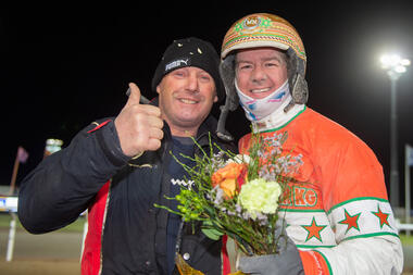 Michael Nimczyk und Simon Woudstra strahlten um die Wette (Fotos: Facebook Jägersro Trav) Michael Nimczyk und Simon Woudstra strahlten um die Wette (Fotos: Facebook Jägersro Trav)