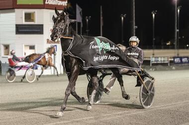 Milliondollarrhyme und Ulf Ohlsson nach dem Super Lights Lopp (Foto: atg.se) Milliondollarrhyme und Ulf Ohlsson nach dem Super Lights Lopp (Foto: atg.se)