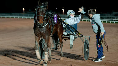 Gardner Shaw mit Lana Henry auf dem Weg zur Siegerehrung (Foto: letrot.com) Gardner Shaw mit Lana Henry auf dem Weg zur Siegerehrung (Foto: letrot.com)