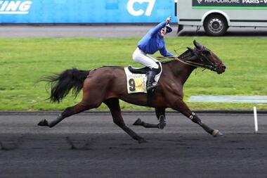 Jubel bei der 18-jährigen Estelle Croisic (Foto: canalturf.com)