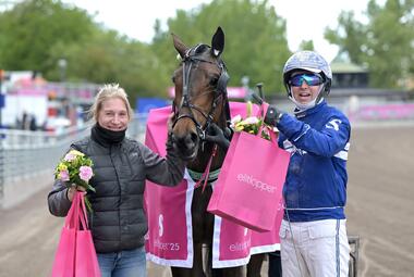 Västerbo Carretera mit Sybille Tinter und Rikard Skoglund (Foto: Facebook Solvalla) Västerbo Carretera mit Sybille Tinter und Rikard Skoglund (Foto: Facebook Solvalla)