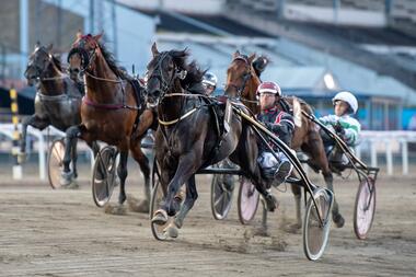 Gio Cash und Jerrey Mieras fliegen in 1:10,9 (Foto: Facebook Jägersro Trav)