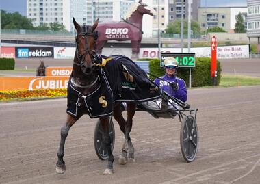 Olivia Bros bei den dreijährigen Stuten (Foto: Facebook Solvalla) Olivia Bros bei den dreijährigen Stuten (Foto: Facebook Solvalla)