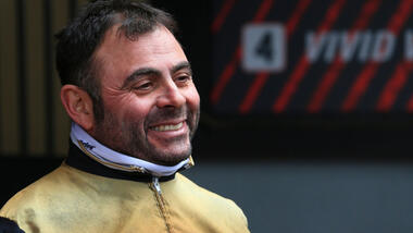Zweiter Sieg mit Schampus: Alessandro Gocciadoro (Foto: letrot.com) Zweiter Sieg mit Schampus: Alessandro Gocciadoro (Foto: letrot.com)