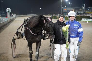 Very Kronos mit Mia Båth und Erik Adielsson (Foto: Facebook Solvalla) Very Kronos mit Mia Båth und Erik Adielsson (Foto: Facebook Solvalla)