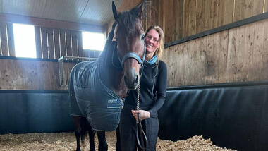 Wieder zu Hause: Idao de Tillard mit seiner Pflegerin Susanne Ohme - ©EcurieThierryDuvaldestin