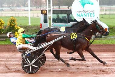 Idéal du Pommeau überläuft Gaspar d'Angis (Foto: canalturf.com)