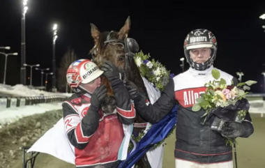Hierro Boko mit Mika Forss und Trainer Hannu Korpi (Foto: hevosurheilu.fi)
