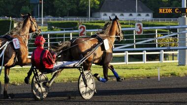 Inexess Bleu hinter dem Auto von Vincennes (Foto: Travronden)